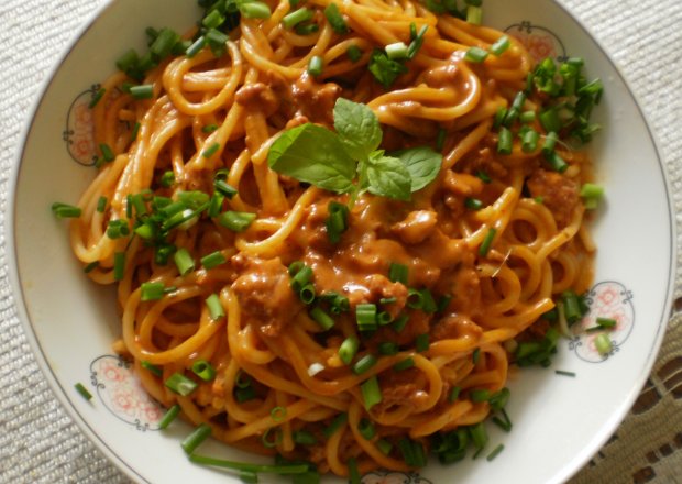 Fotografia przedstawiająca Spaghetti z sosem mięsnym na śmietance :