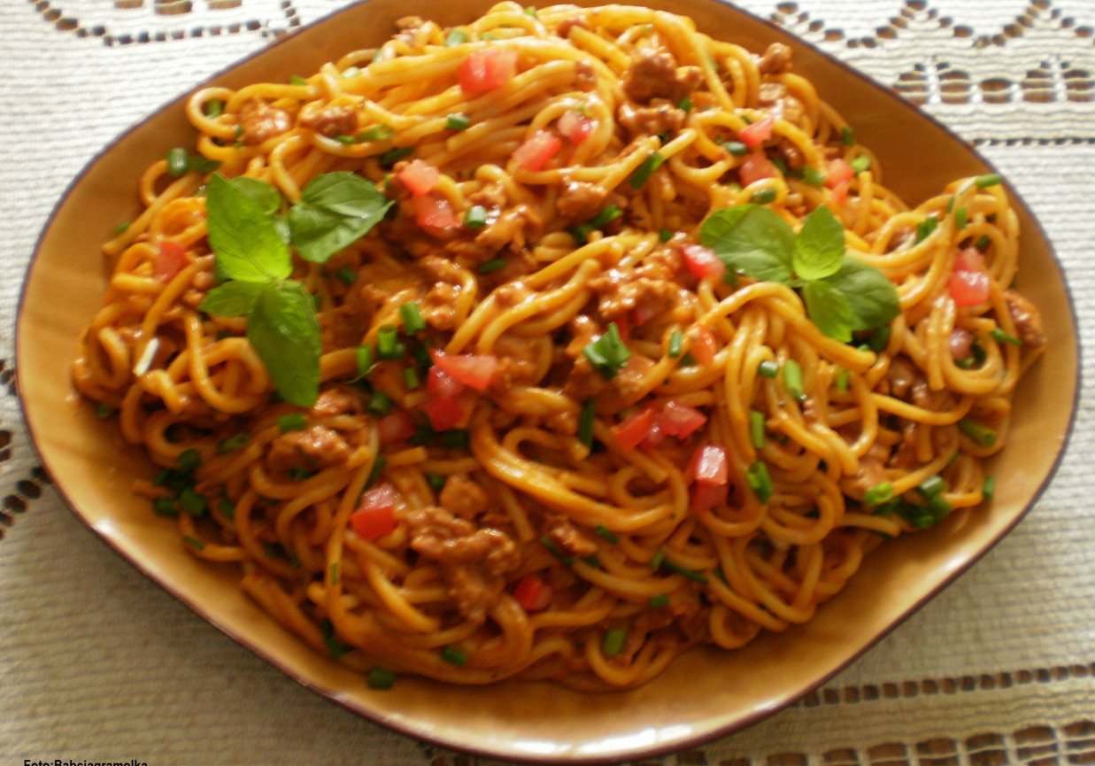 Spaghetti z sosem mięsnym na śmietance : foto