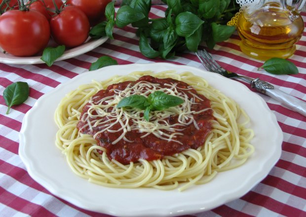 Fotografia przedstawiająca Spaghetti z sosem neapolitańskim