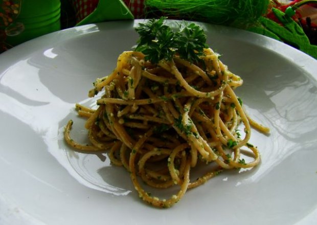Fotografia przedstawiająca Spaghetti z sosem orzechowo-pietruszkowym