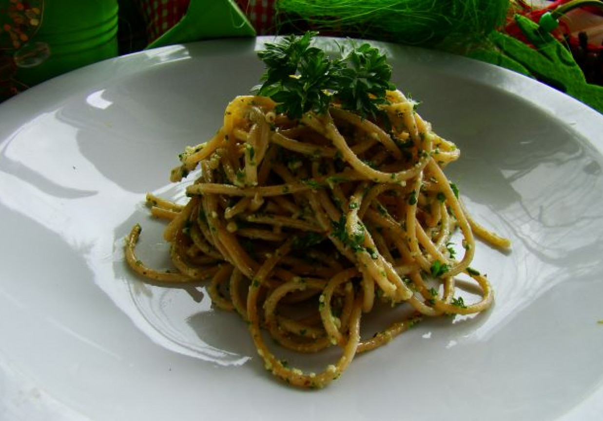 Spaghetti z sosem orzechowo-pietruszkowym foto