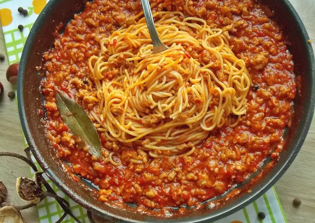 Fotografia przedstawiająca Spaghetti z sosem paprykowym