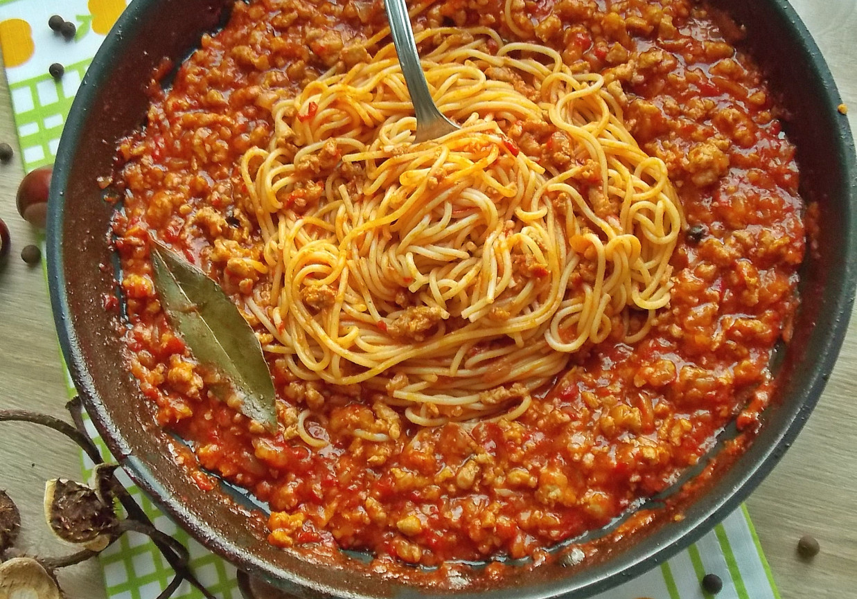 Spaghetti z sosem paprykowym foto