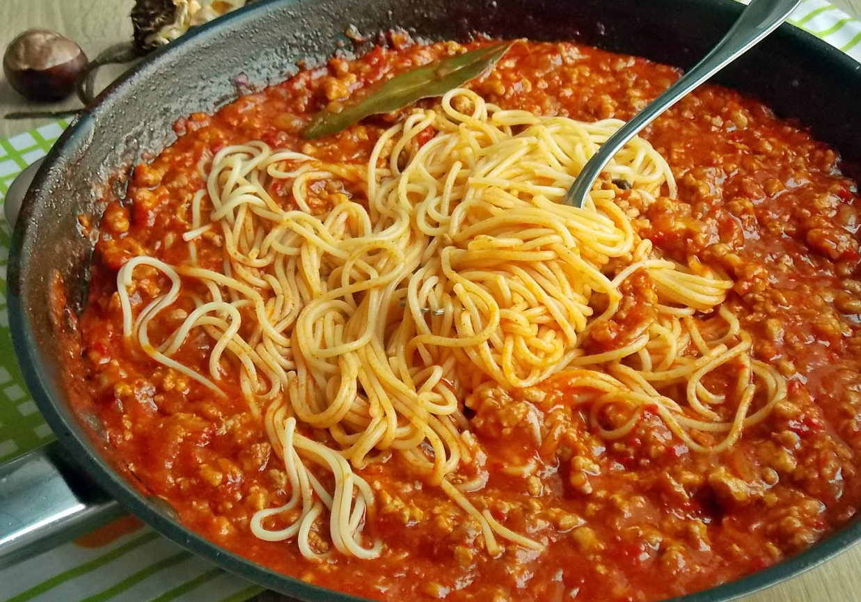Spaghetti z sosem paprykowym foto