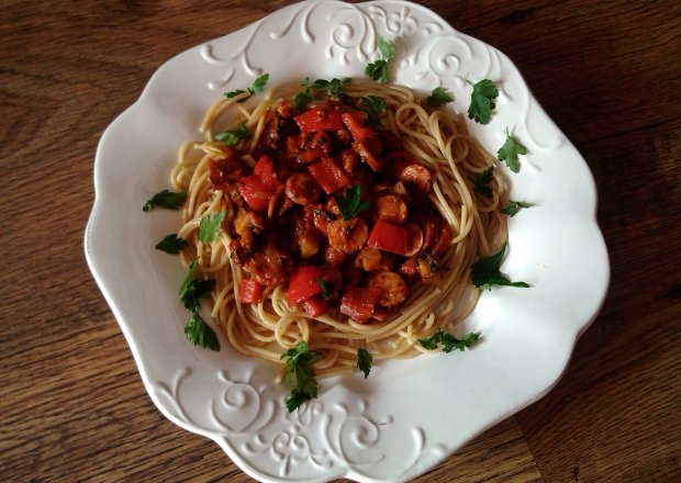 Fotografia przedstawiająca Spaghetti z sosem parówkowym