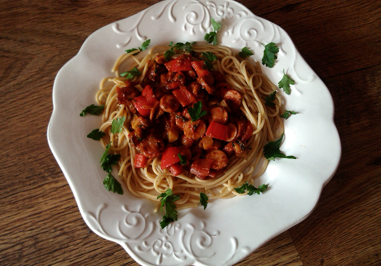 Spaghetti z sosem parówkowym foto