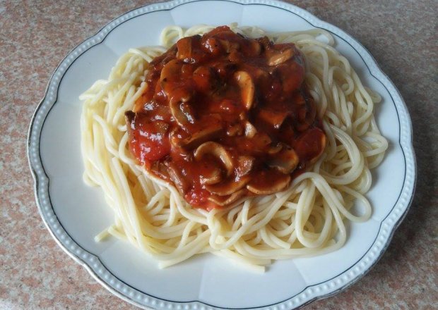 Fotografia przedstawiająca Spaghetti z sosem pieczarkowym w pomidorach