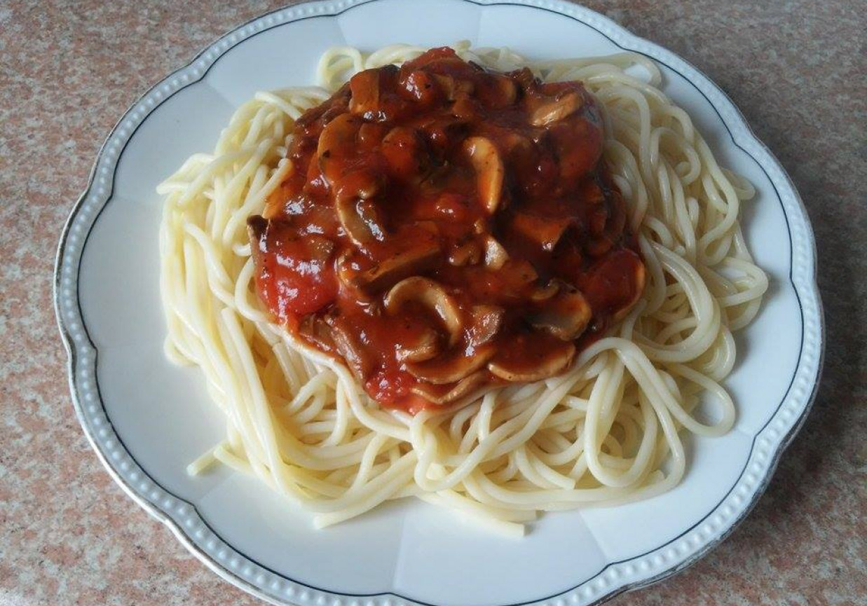 Spaghetti z sosem pieczarkowym w pomidorach foto