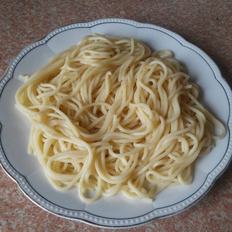 Krok 5 - Spaghetti z sosem pieczarkowym w pomidorach foto