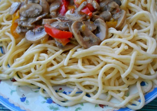 Fotografia przedstawiająca Spaghetti z sosem pieczarkowym