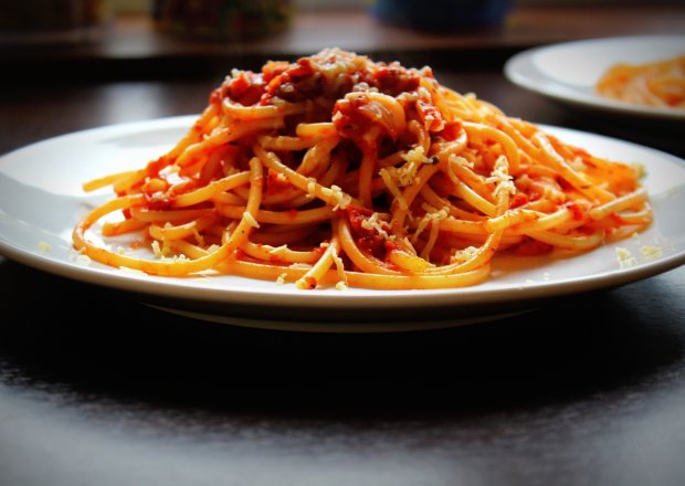 Fotografia przedstawiająca Spaghetti z sosem pomidorowo - paprykowym