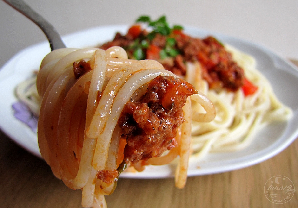 Spaghetti z sosem pomidorowo - paprykowym. foto