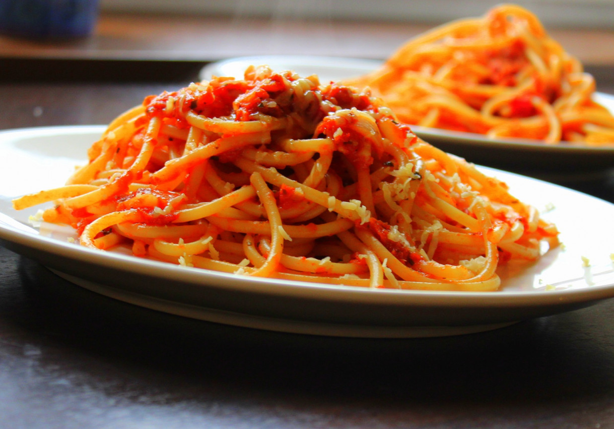 Spaghetti z sosem pomidorowo - paprykowym foto