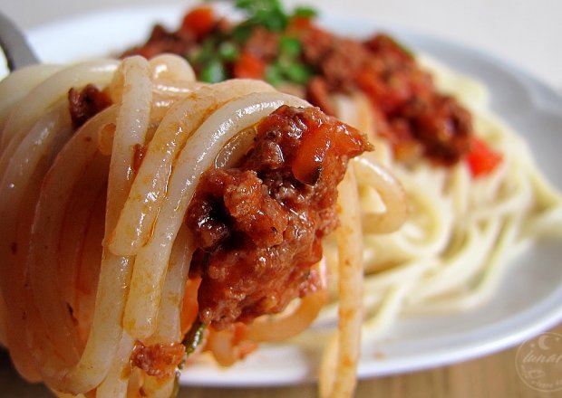 Fotografia przedstawiająca Spaghetti z sosem pomidorowo - paprykowym.