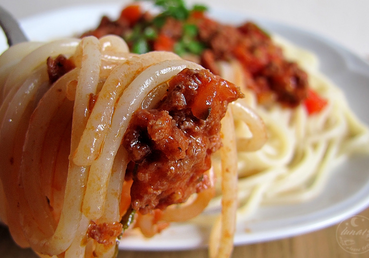 Spaghetti z sosem pomidorowo - paprykowym. foto