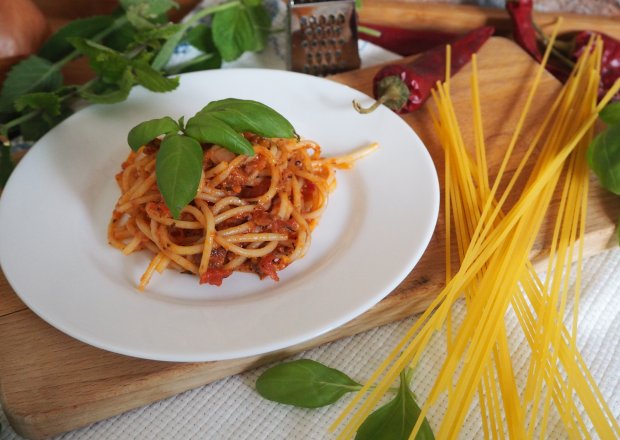 Fotografia przedstawiająca Spaghetti  z sosem pomidorowo-serowym