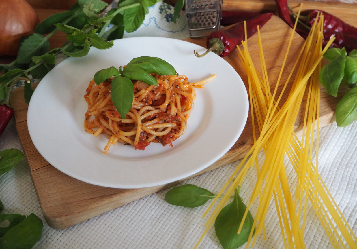 Spaghetti  z sosem pomidorowo-serowym foto