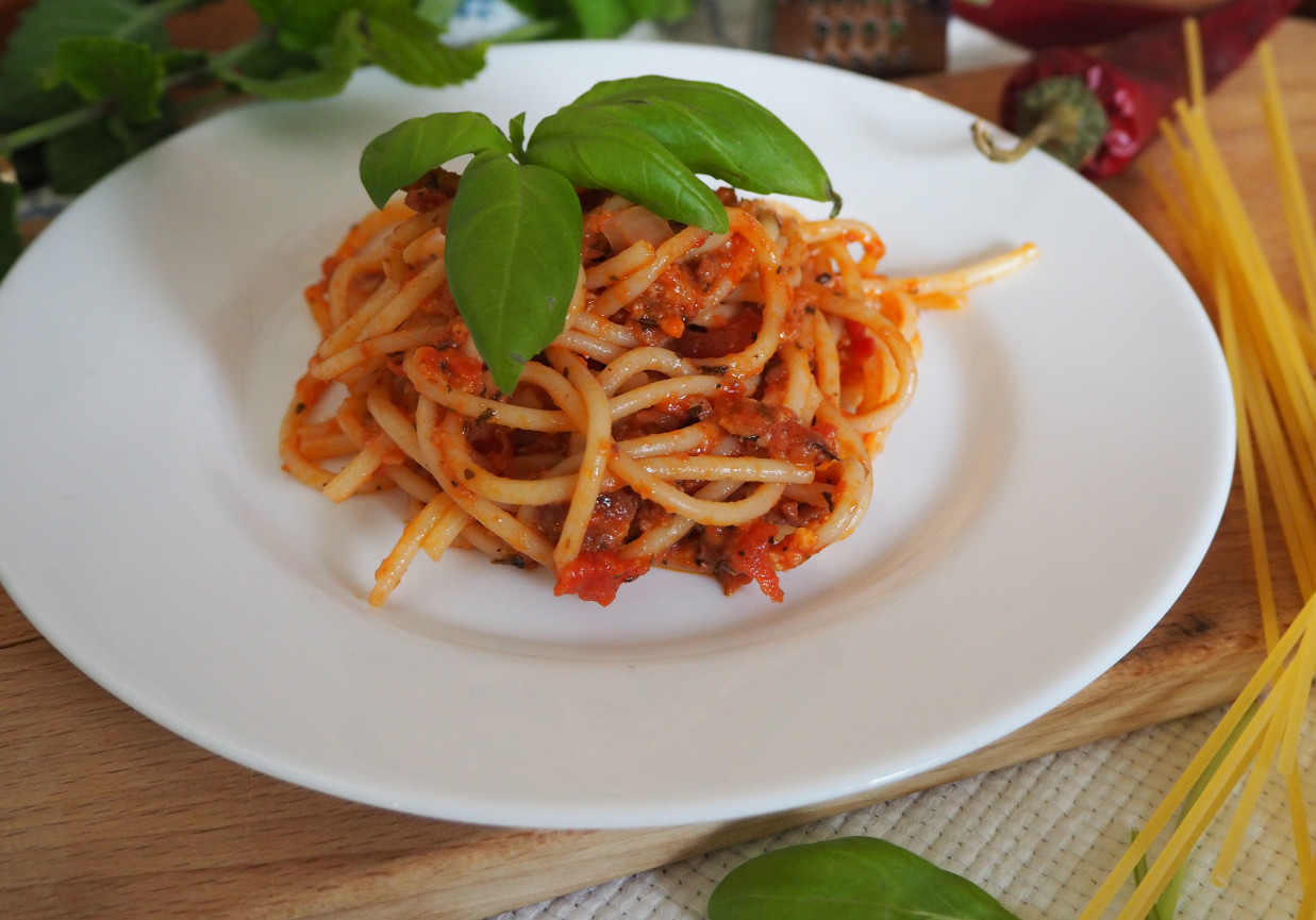 Spaghetti  z sosem pomidorowo-serowym foto
