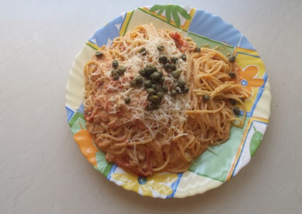 Fotografia przedstawiająca Spaghetti z sosem pomidorowo-serowym