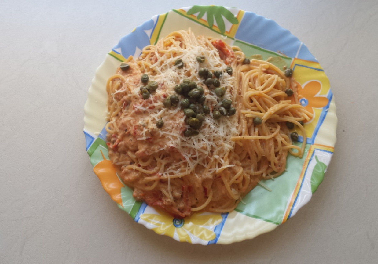 Spaghetti z sosem pomidorowo-serowym foto