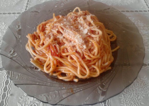 Fotografia przedstawiająca Spaghetti z sosem pomidorowym i boczkiem
