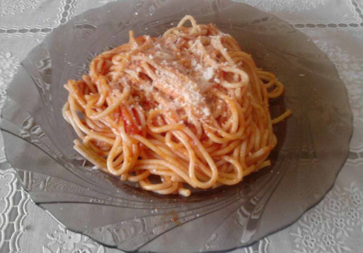 Spaghetti z sosem pomidorowym i boczkiem foto