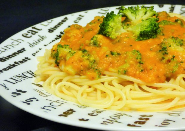 Fotografia przedstawiająca Spaghetti z sosem pomidorowym i brokułami