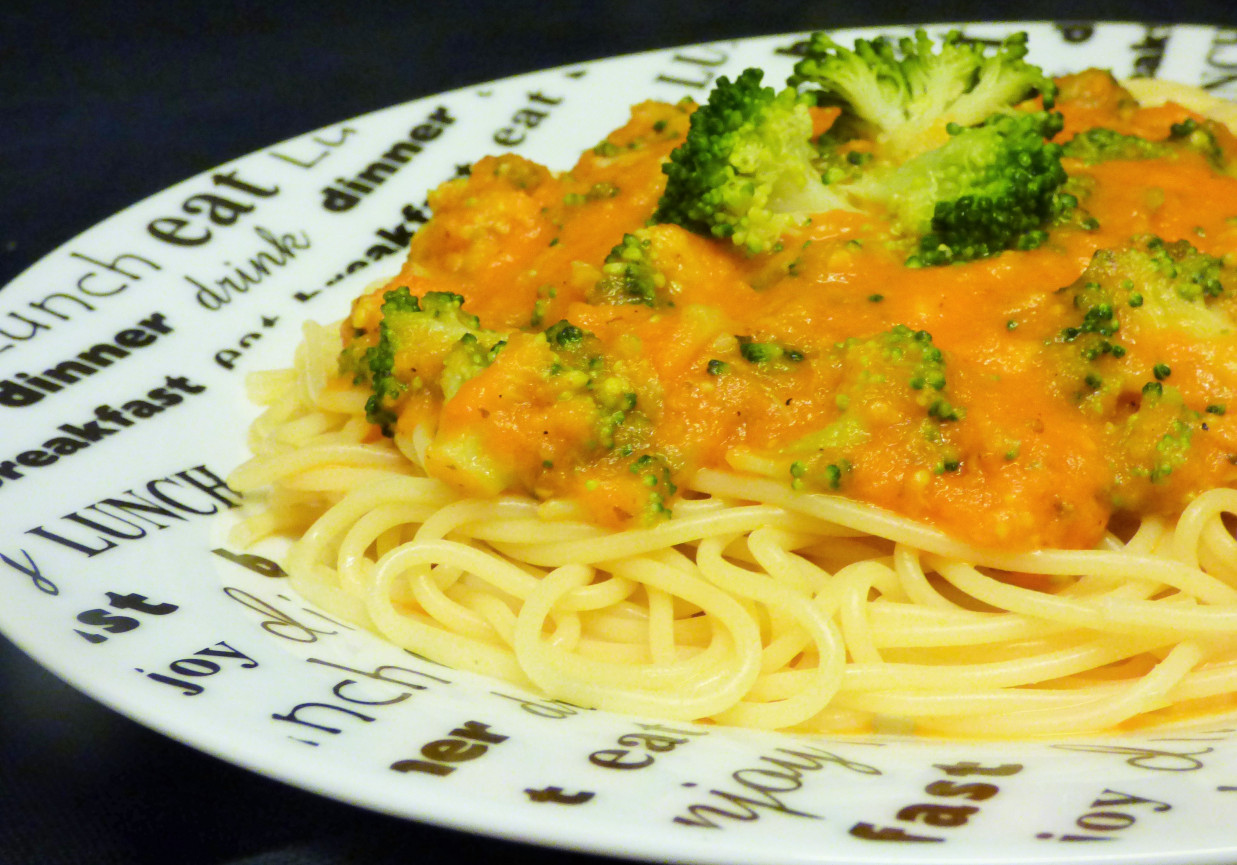 Spaghetti z sosem pomidorowym i brokułami  foto