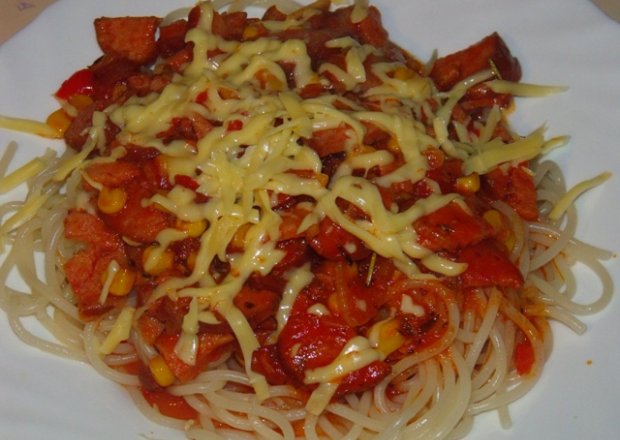 Fotografia przedstawiająca Spaghetti z sosem pomidorowym i kiełbasą na winie