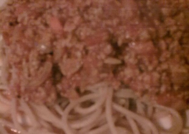 Fotografia przedstawiająca Spaghetti z sosem pomidorowym i mięsem mielonym z dzika