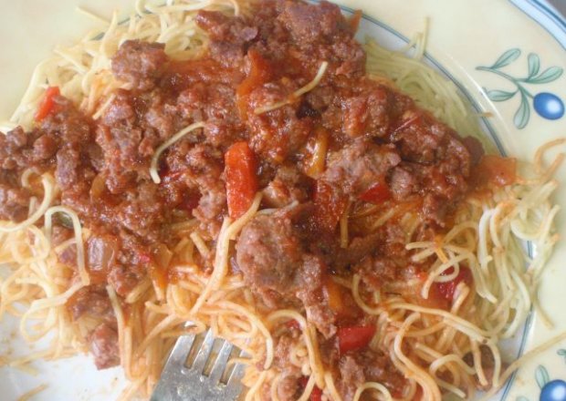 Fotografia przedstawiająca Spaghetti z sosem pomidorowym i mięsem