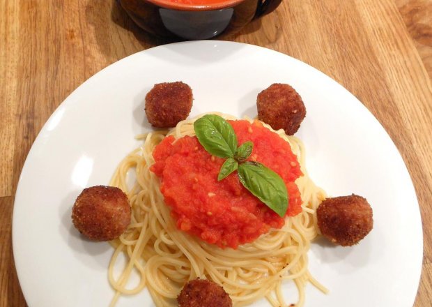Fotografia przedstawiająca Spaghetti z sosem pomidorowym i pulpetami