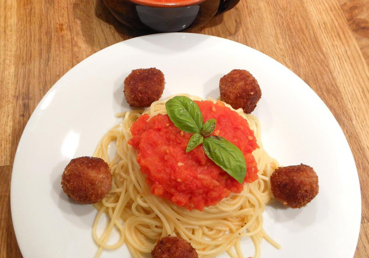 Spaghetti z sosem pomidorowym i pulpetami foto