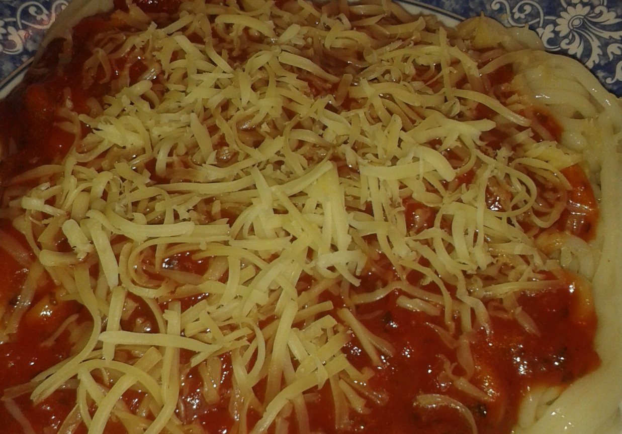 Spaghetti z sosem pomidorowym i serem  foto