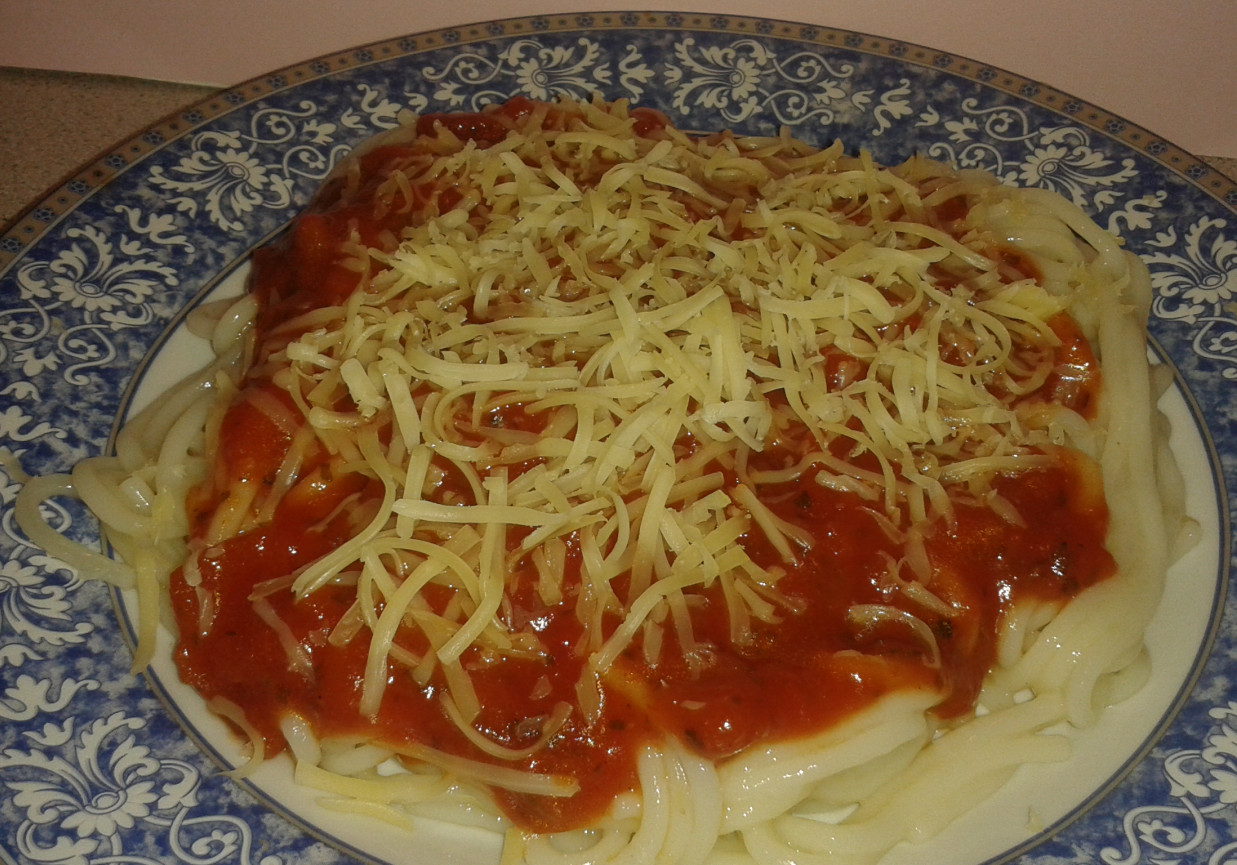 Spaghetti z sosem pomidorowym i serem  foto