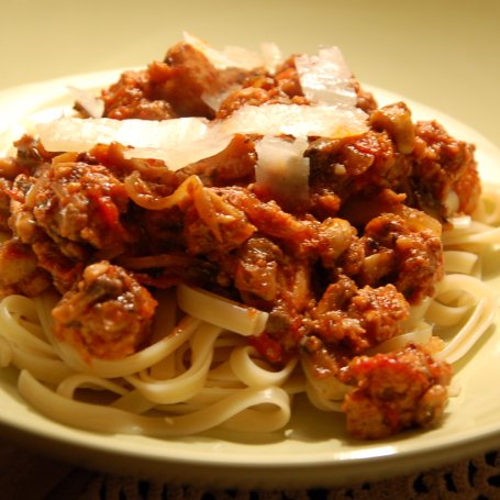 Krok 3 - spaghetti z sosem pomidorowym, mięsem i pieczarkami foto