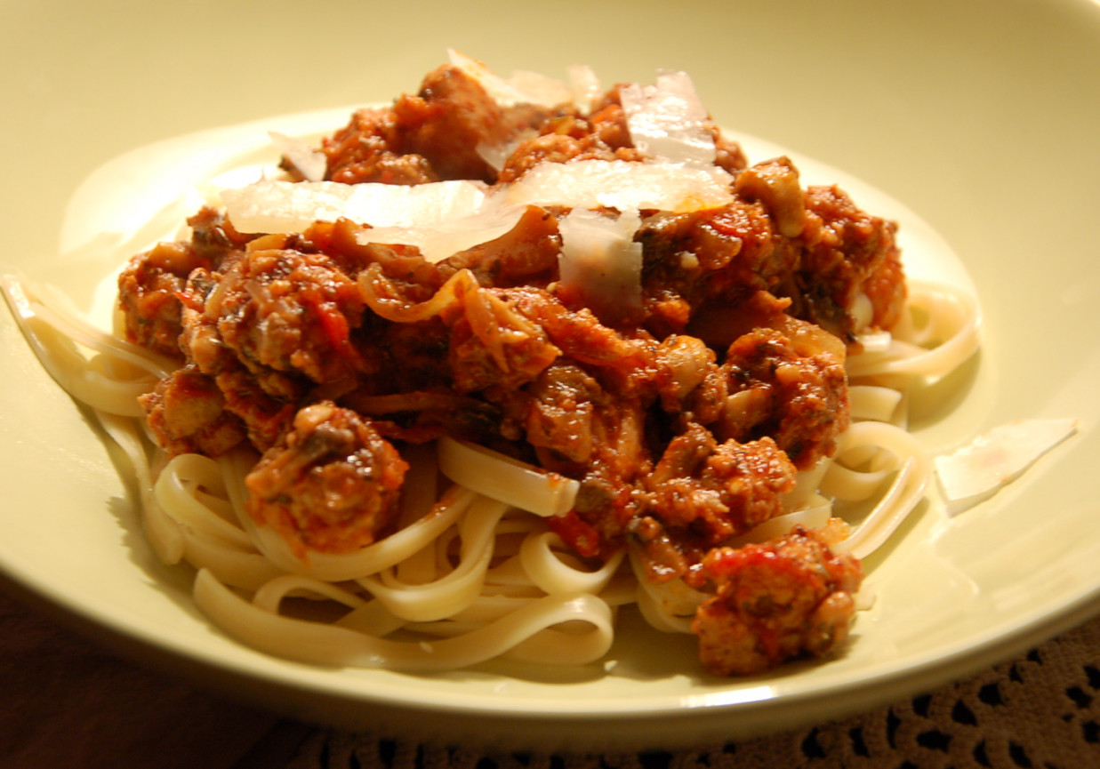 spaghetti z sosem pomidorowym, mięsem i pieczarkami foto
