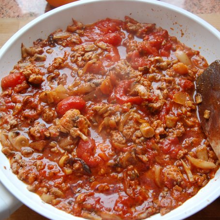 Krok 2 - spaghetti z sosem pomidorowym, mięsem i pieczarkami foto