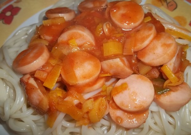 Fotografia przedstawiająca Spaghetti z sosem pomidorowym z parówkami