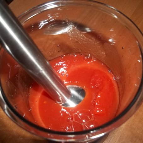 Krok 3 - Spaghetti z sosem pomidorowym z parówkami  foto