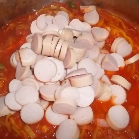 Krok 5 - Spaghetti z sosem pomidorowym z parówkami  foto
