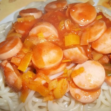 Krok 6 - Spaghetti z sosem pomidorowym z parówkami  foto