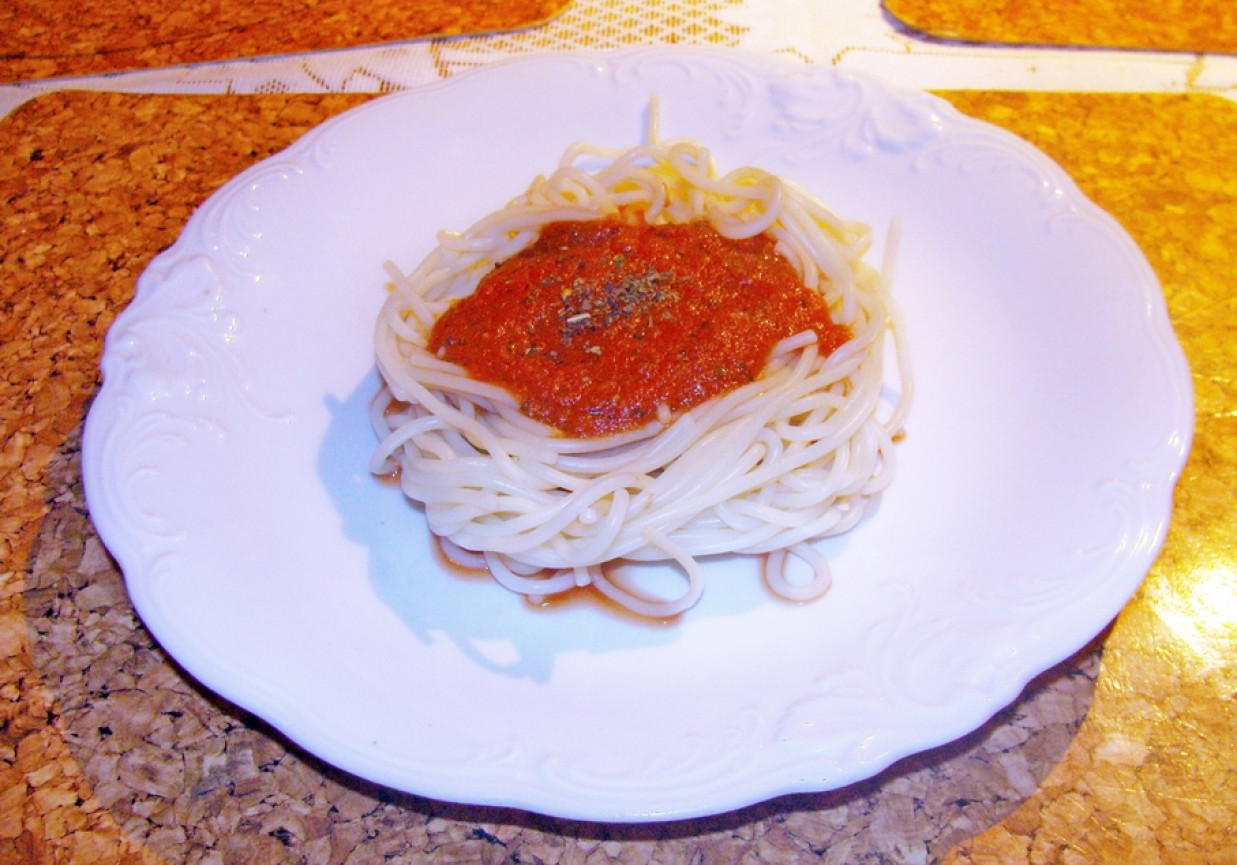 Spaghetti z sosem pomidorowym foto