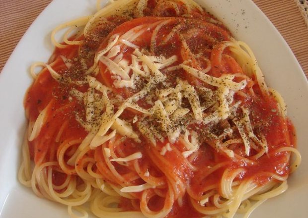 Fotografia przedstawiająca Spaghetti z sosem pomidorowym