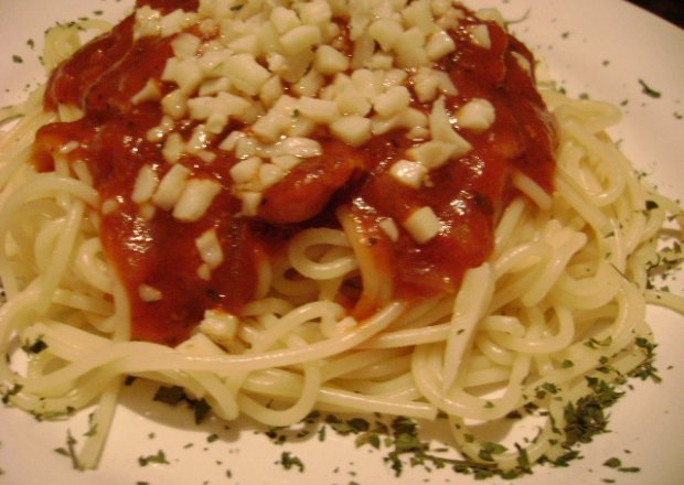 Fotografia przedstawiająca spaghetti z sosem pomidorowym