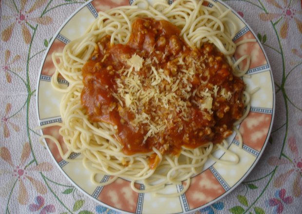 Fotografia przedstawiająca Spaghetti z sosem pomidorowym.