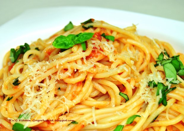 Fotografia przedstawiająca Spaghetti z sosem pomidorowym