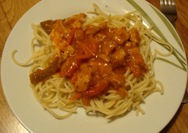 Fotografia przedstawiająca Spaghetti z sosem słodko kwaśnym