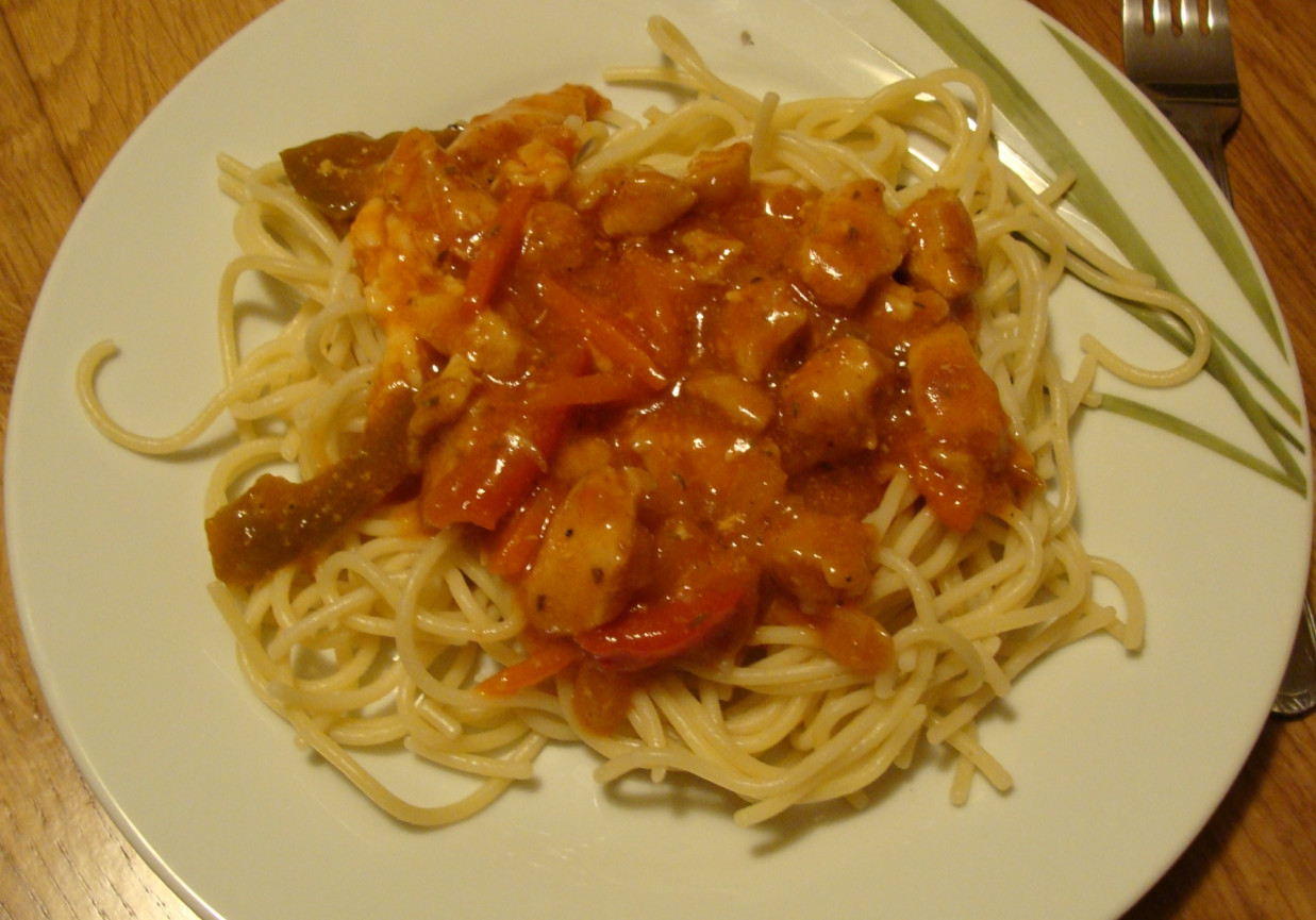 Spaghetti z sosem słodko kwaśnym foto