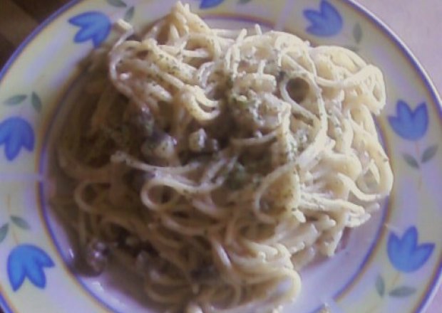 Fotografia przedstawiająca Spaghetti z sosem śmietankowo pieczarkowym i fetą